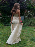 Trägerloses langes Ballkleid mit Perlenbesetztem Korsett-Oberteil und Schlitz