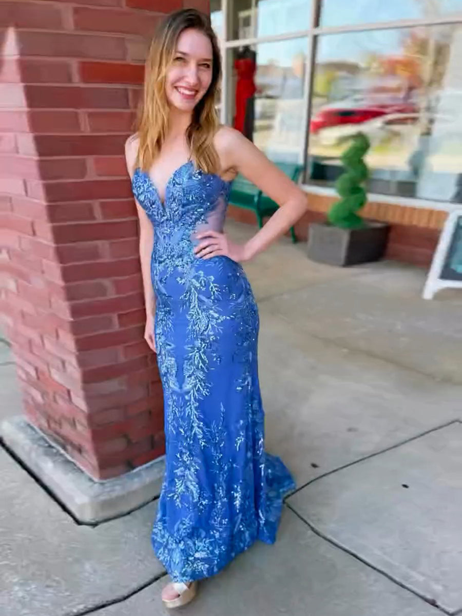 Vestido largo de graduación azul sin tirantes con lentejuelas y escote en V
