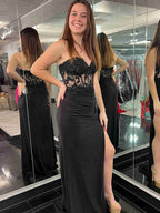 Vestido largo de graduación de satén sirena floral sin tirantes con abertura
