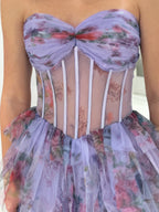 Vestido de fiesta sin tirantes con corsé, estampado floral, volantes en capas y abertura