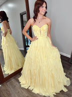 Vestido de baile tomara que caia com corpete e decote em gota com babados em camadas