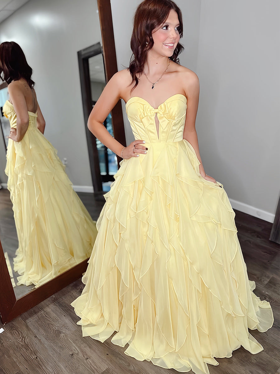 Vestido de baile tomara que caia com corpete e decote em gota com babados em camadas