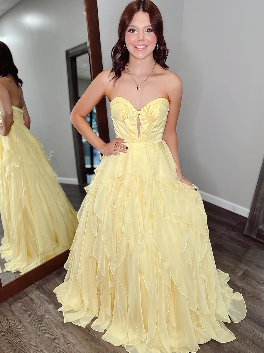 Vestido de baile tomara que caia com corpete e decote em gota com babados em camadas