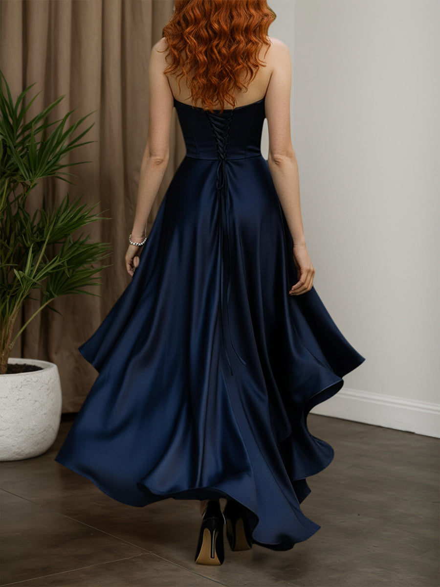 Vestido de gala sin tirantes azul marino de satén con volantes y bajo asimétrico