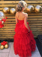 Vestido longo de baile vermelho tomara que caia com babados de tule em cascata