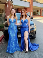 Vestido largo de graduación azul sin tirantes con lentejuelas y escote en V