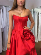 Abito da sera formale in raso senza spalline con fiori 3D e spacco alto per donna