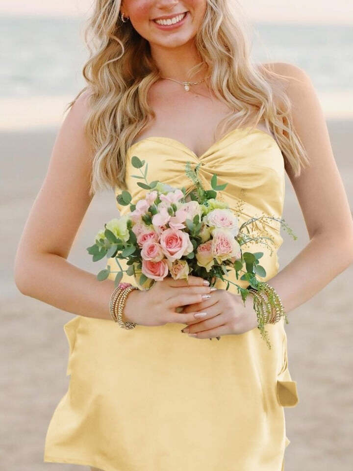 Robe courte de bal bustier avec torsade et ouverture en trou de serrure