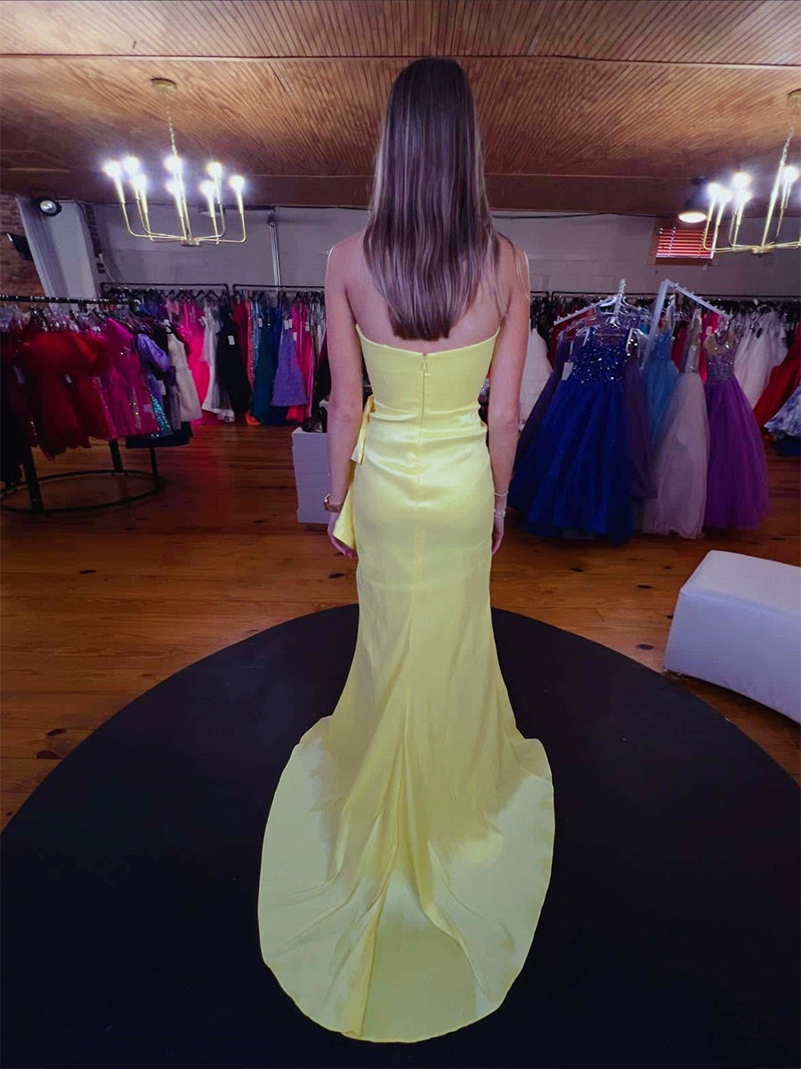 Vestido largo de graduación sin tirantes con volantes en el dobladillo y abertura