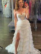 Abito lungo da ballo con spalline, paillettes floreali e balze multiple con spacco
