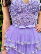 Abito lungo da ballo con spalline, paillettes floreali e balze multiple con spacco
