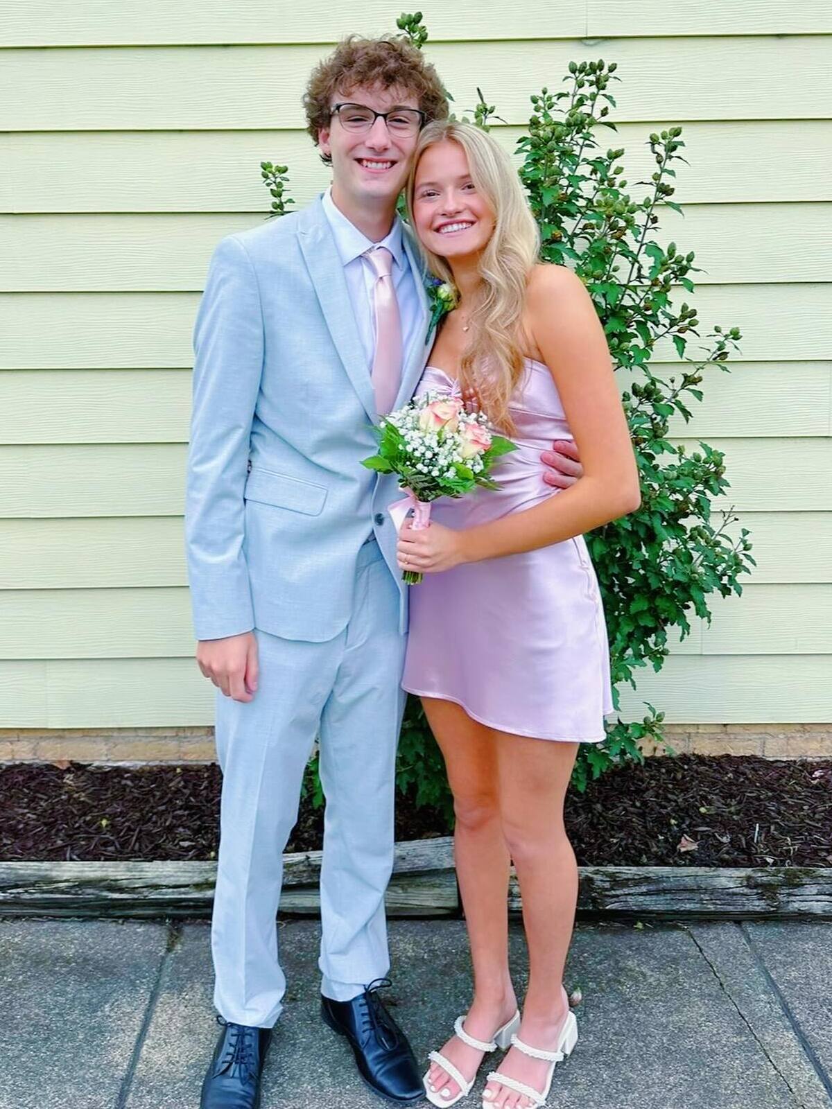 Robe courte de bal de promo avec décolleté cœur et dos ouvert