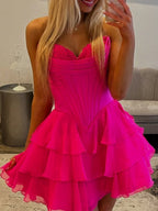 Vestido curto para festa de formatura, corte em A, corpete com babados