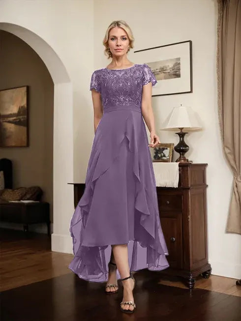 Robe mère de la mariée en chiffon et dentelle, ligne A, encolure dégagée illusion, asymétrique, avec nœud, volants et sequins
