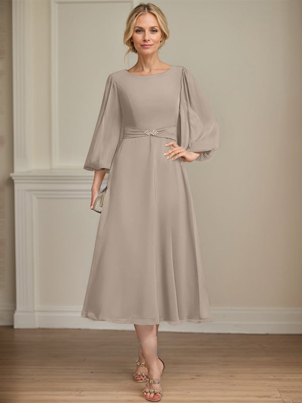 A-Linien Rundhals Tee-Länge Chiffon Kleid für die Brautmutter mit Kristallbrosche und Plissees