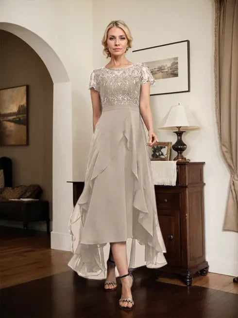 Robe mère de la mariée en chiffon et dentelle, ligne A, encolure dégagée illusion, asymétrique, avec nœud, volants et sequins