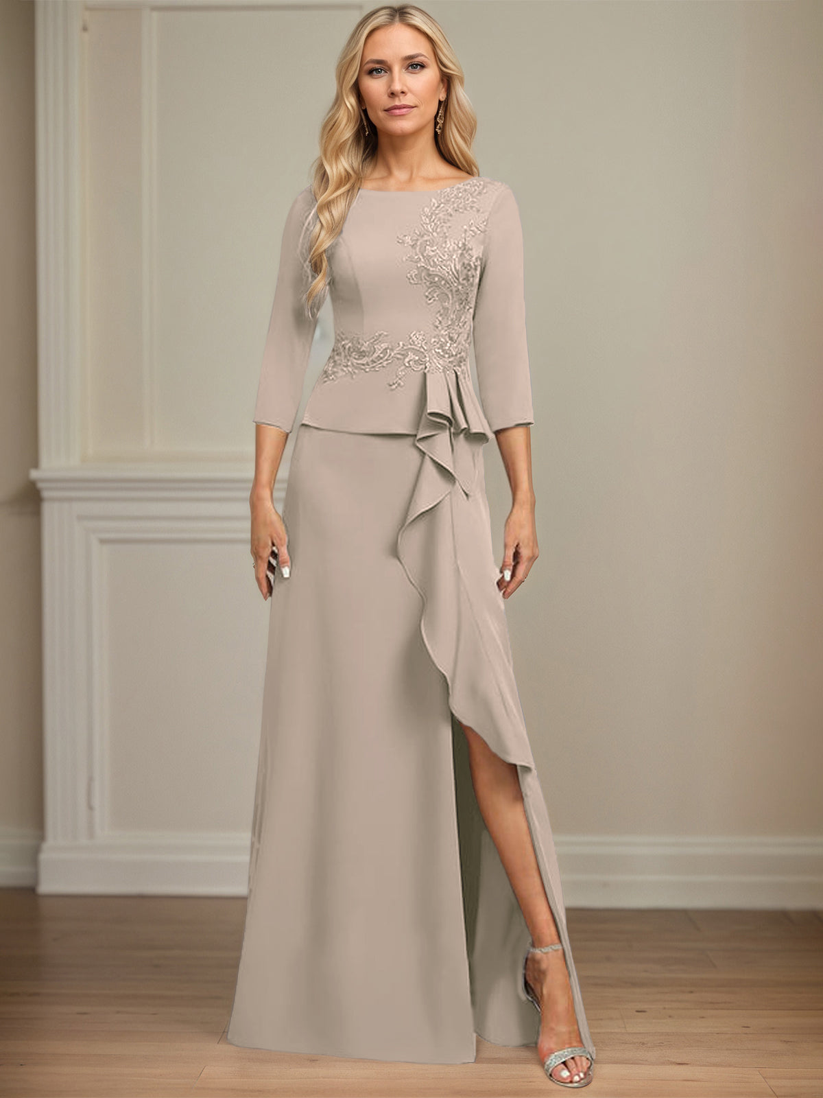 Eng anliegendes bodenlanges Kleid aus Stretch-Crêpe mit Rundhalsausschnitt, Säulenschnitt und kaskadierenden Rüschen-Applikationen