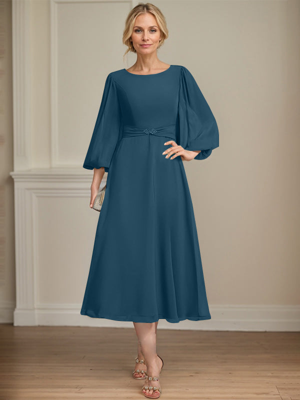 A-Linien Rundhals Tee-Länge Chiffon Kleid für die Brautmutter mit Kristallbrosche und Plissees