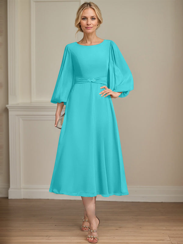 A-Linien Rundhals Tee-Länge Chiffon Kleid für die Brautmutter mit Kristallbrosche und Plissees