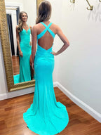 Vestido largo de graduación de satén turquesa estilo sirena con escote en V, pliegues y abertura