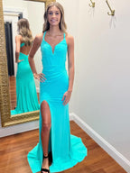 Vestido largo de graduación de satén turquesa estilo sirena con escote en V, pliegues y abertura