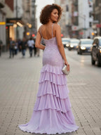 Vestido de baile de chiffon com decote em V, aplicações de renda e cauda varrida com fenda