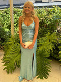 Abito da sera a sirena verde menta con paillettes, scollo a V e spacco