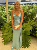 Abito da sera a sirena verde menta con paillettes, scollo a V e spacco