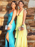 Vestido largo de fiesta con escote en V, tirantes finos y lentejuelas, con abertura