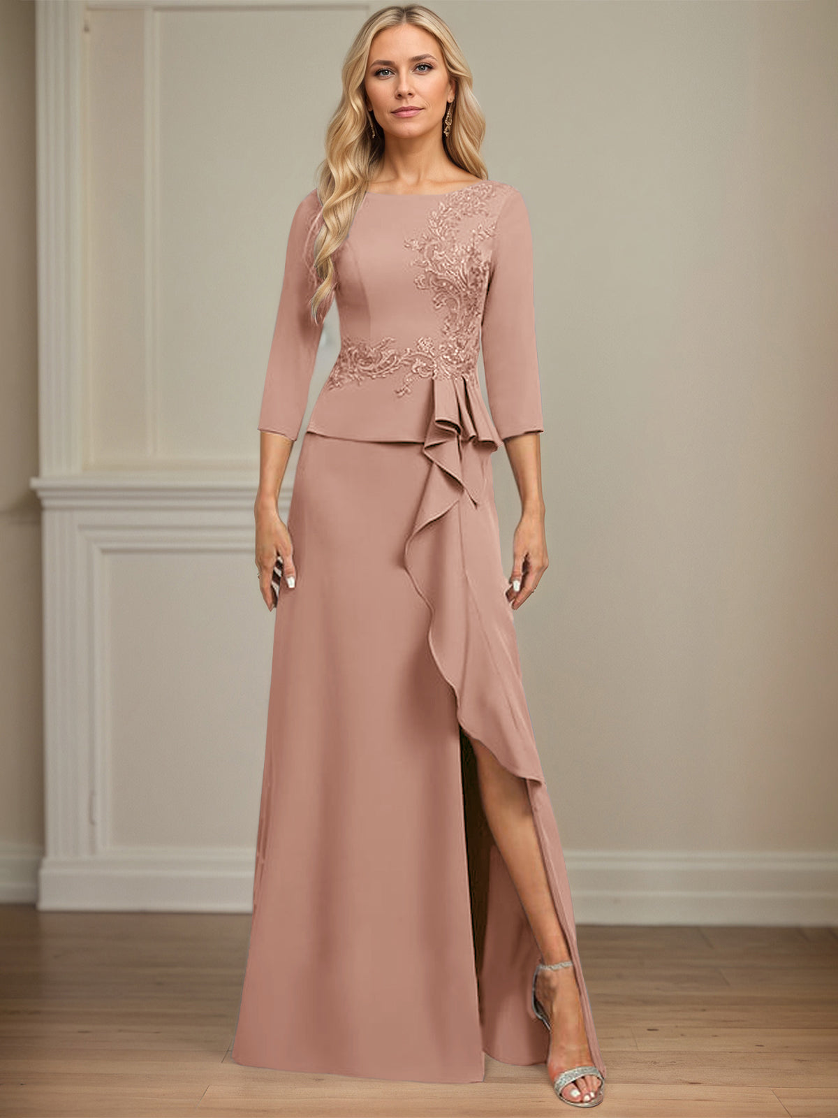 Eng anliegendes bodenlanges Kleid aus Stretch-Crêpe mit Rundhalsausschnitt, Säulenschnitt und kaskadierenden Rüschen-Applikationen