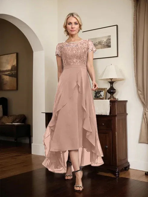 Robe mère de la mariée en chiffon et dentelle, ligne A, encolure dégagée illusion, asymétrique, avec nœud, volants et sequins