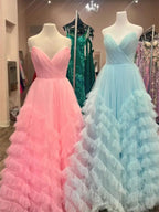 Vestido largo de graduación sin tirantes, de tul con volantes y estilo caprichoso