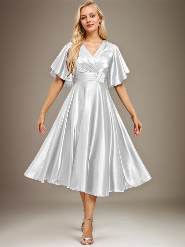 A-Linien V-Ausschnitt knielanges Stretch-Satin-Mutter-der-Braut-Kleid mit Perlen und Falten
