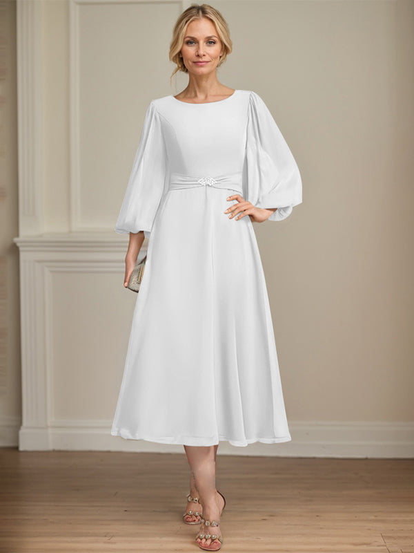 A-Linien Rundhals Tee-Länge Chiffon Kleid für die Brautmutter mit Kristallbrosche und Plissees