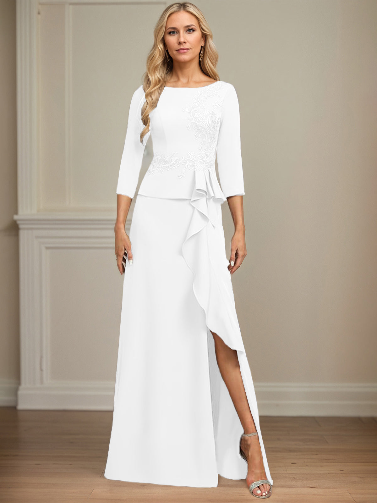 Eng anliegendes bodenlanges Kleid aus Stretch-Crêpe mit Rundhalsausschnitt, Säulenschnitt und kaskadierenden Rüschen-Applikationen