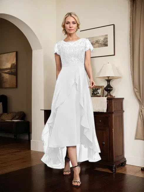 Robe mère de la mariée en chiffon et dentelle, ligne A, encolure dégagée illusion, asymétrique, avec nœud, volants et sequins