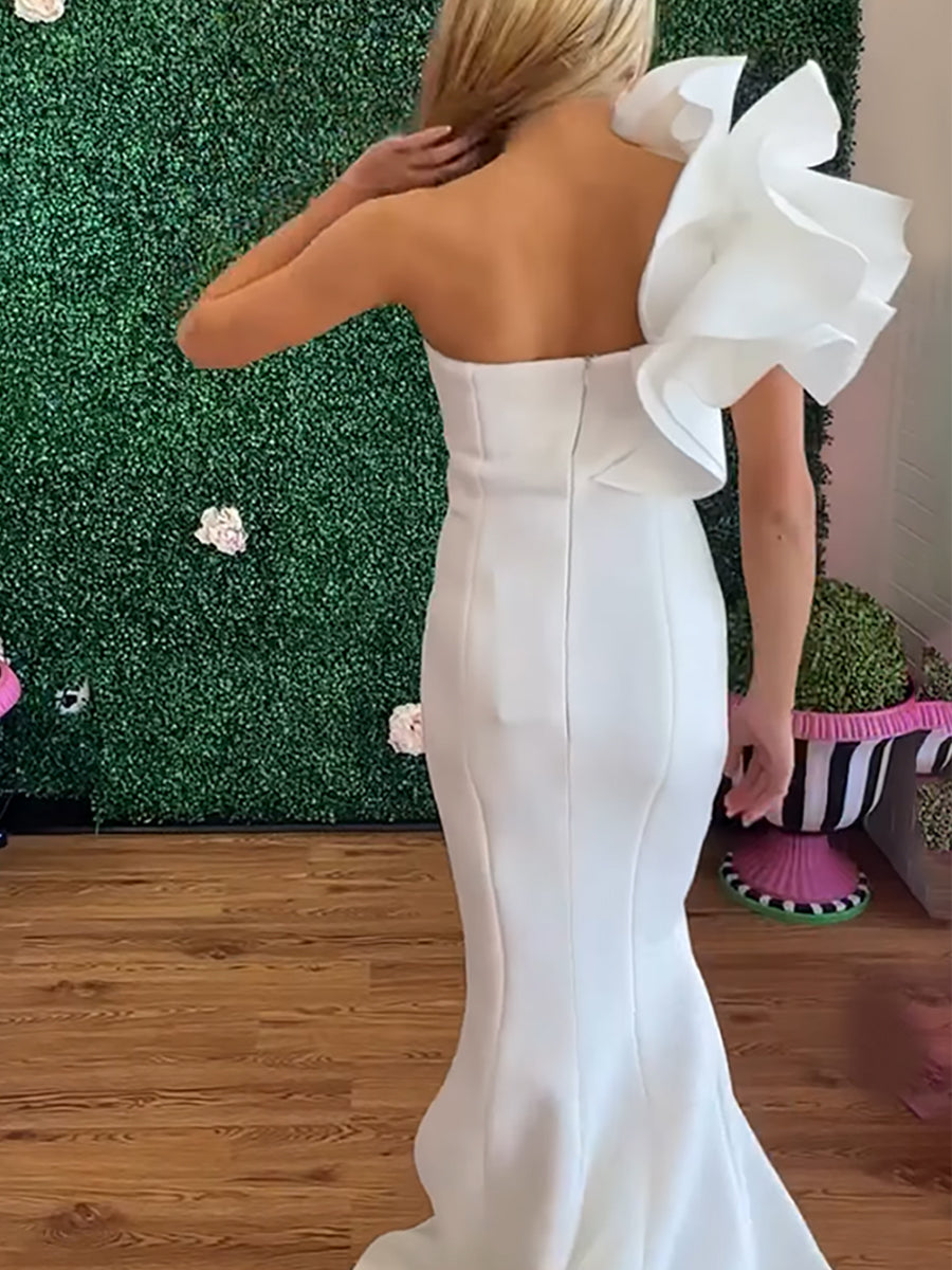 Vestido de graduación sirena blanco con un hombro y tirante con volante escultórico