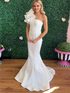 Vestido de graduación sirena blanco con un hombro y tirante con volante escultórico