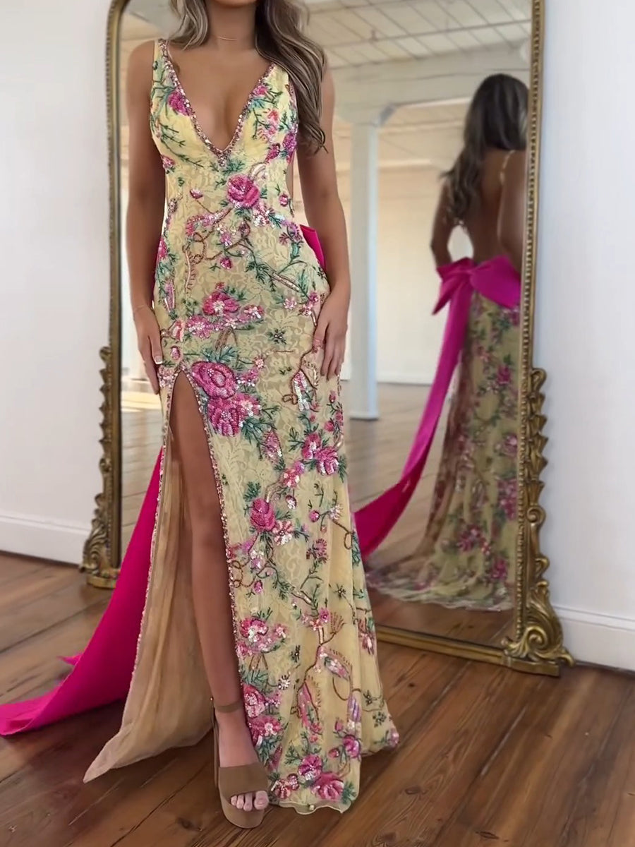 Weißes Abschlussballkleid mit floraler Stickerei, tiefem V-Ausschnitt und übergroßer Schleifen-Schleppe