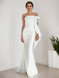 Abito formale lungo in raso bianco a sirena senza spalline con spacco