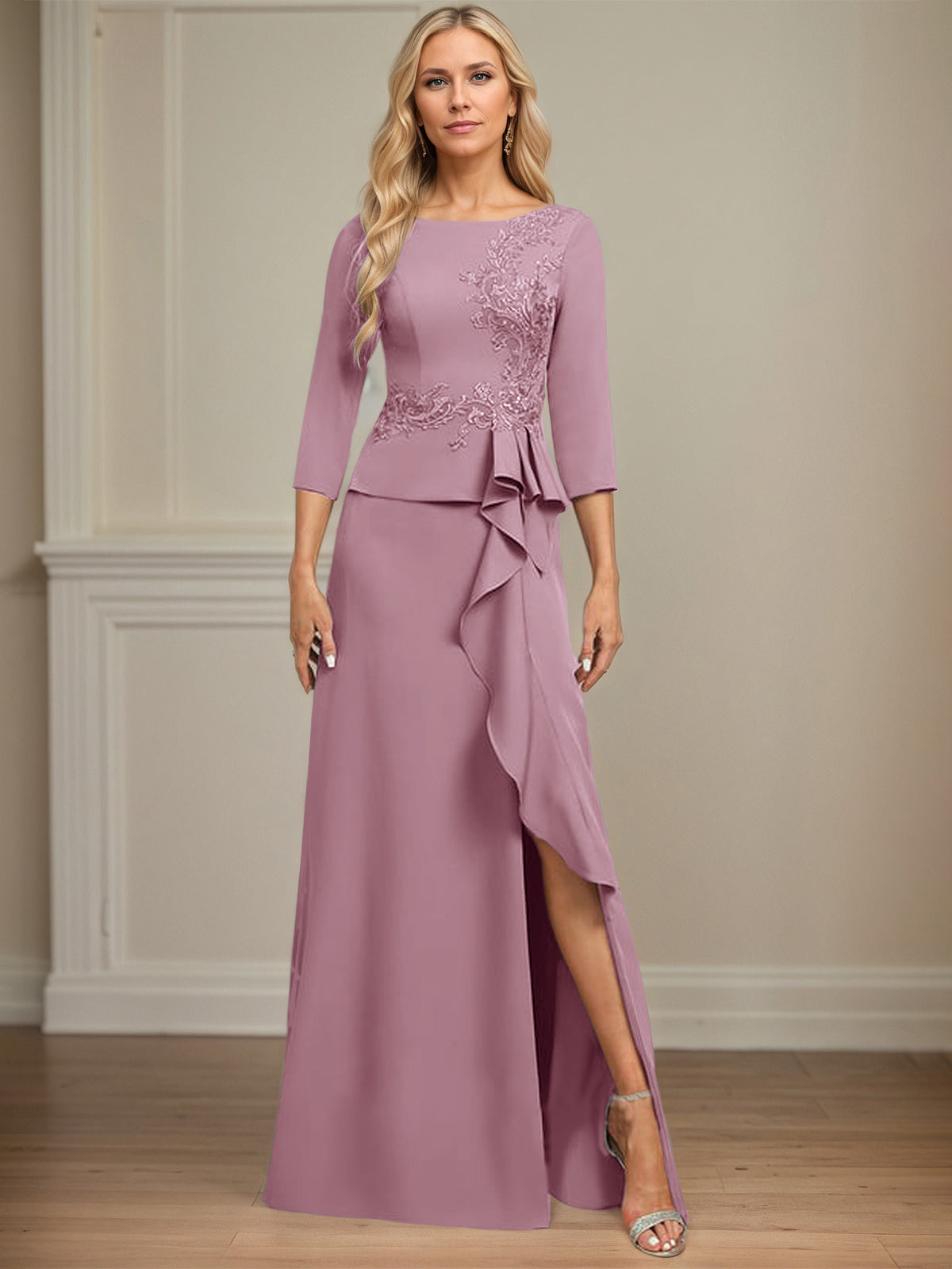 Eng anliegendes bodenlanges Kleid aus Stretch-Crêpe mit Rundhalsausschnitt, Säulenschnitt und kaskadierenden Rüschen-Applikationen