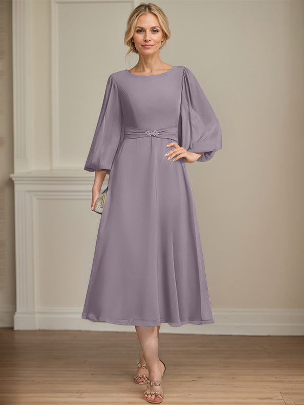 A-Linien Rundhals Tee-Länge Chiffon Kleid für die Brautmutter mit Kristallbrosche und Plissees