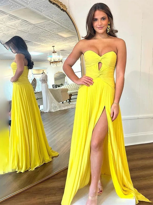 Vestido de fiesta línea A amarillo sin tirantes con escote corazón plisado y abertura alta