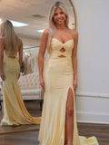 Robe de bal sirène jaune clair bustier avec découpes et perles