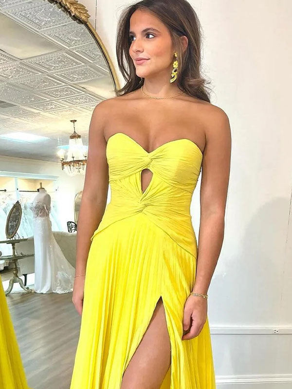 Vestido de fiesta línea A amarillo sin tirantes con escote corazón plisado y abertura alta