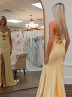 Robe de bal sirène jaune clair bustier avec découpes et perles
