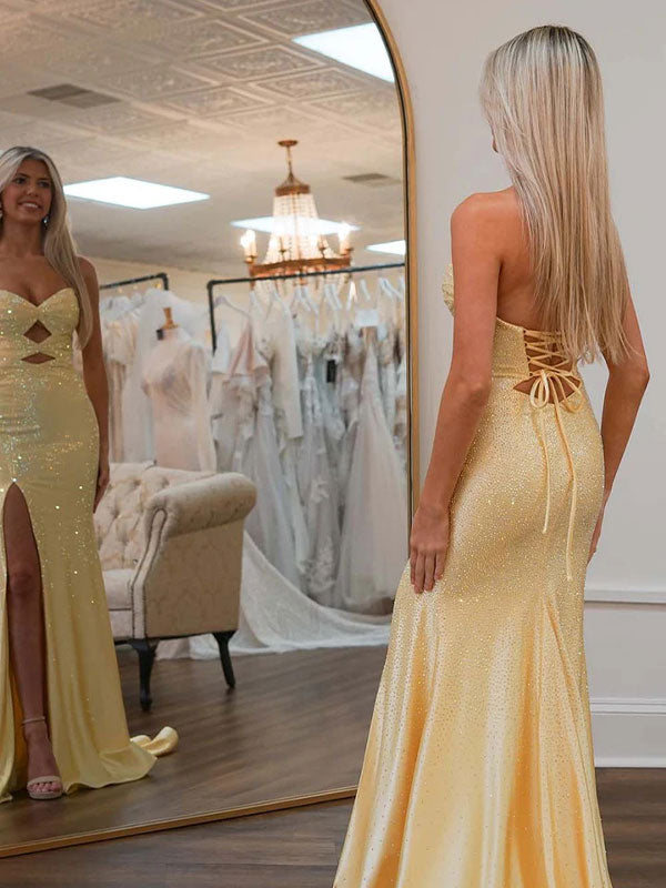Robe de bal sirène jaune clair bustier avec découpes et perles