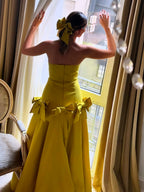 Vestido de baile tomara que caia, linha A, cintura caída com detalhes de laço