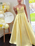 Robe de bal longue jaune en satin avec application florale