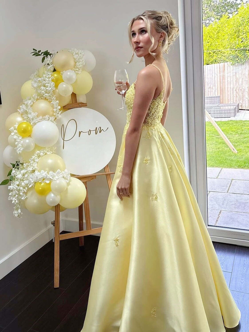 Robe de bal longue jaune en satin avec application florale